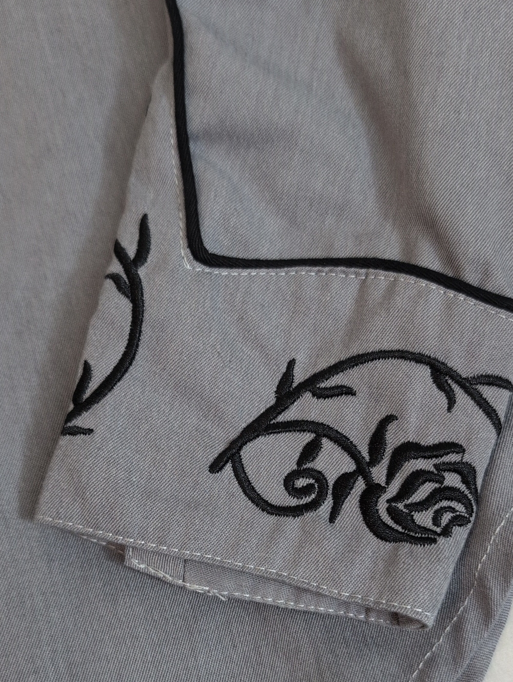 Women’s BLACK FILIGREE ROSE Embroidered Gray Western shirt in Western size Med - Picture 6 of 7